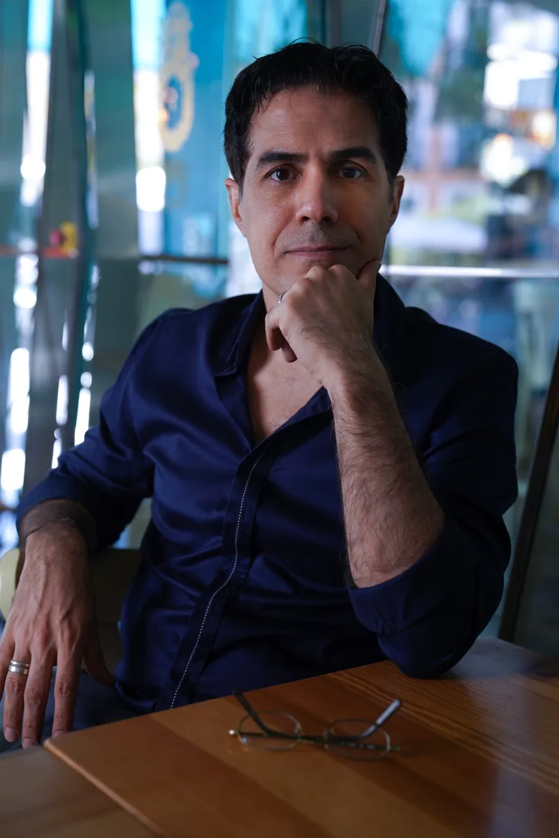 Retrato de Diego Sabanés sentado, con la mano apoyada en el mentón.